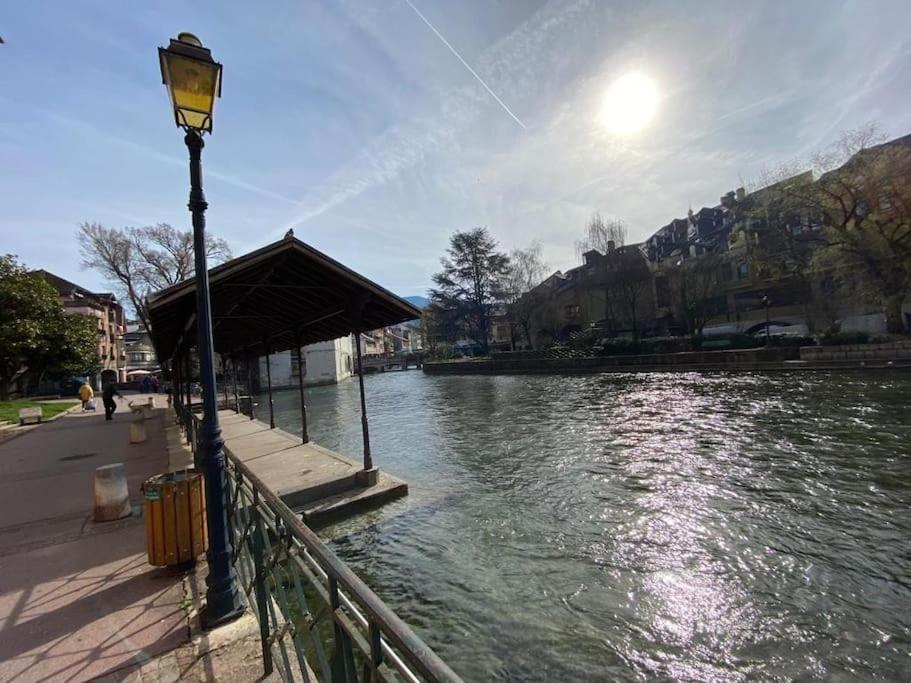 Quai Des Cordeliers, Balcon Et Vieille Ville Annecy Extérieur photo